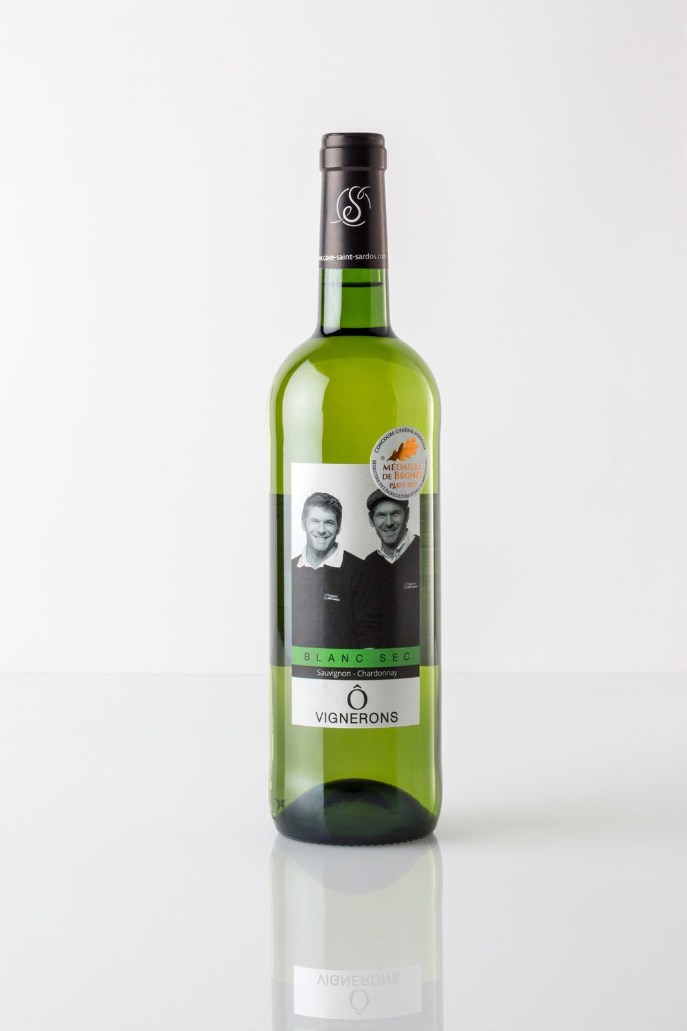 Bouteille de vin blanc sur fond blanc avec une étiquette montrant les vignerons