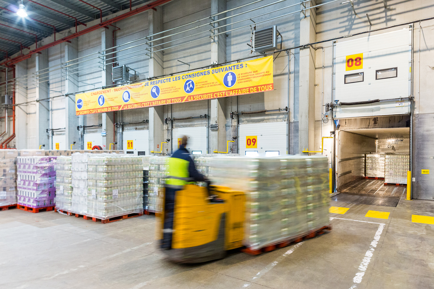 Reportage industriel dans un entrepôt de DHL Supply Chain pour montrer leur capacité logistique.