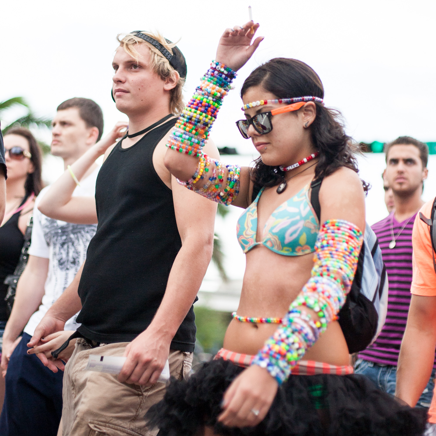 Groupe de jeunes habillé pour un festival à Miami