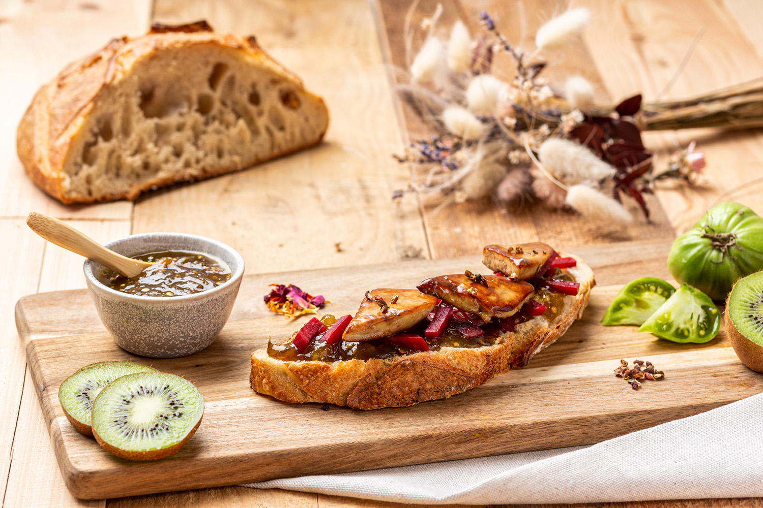 Photographie culinaire d'une tartine de foie gras avec du kiwi pris en photo par Antoine Heusse, photographie culinaire