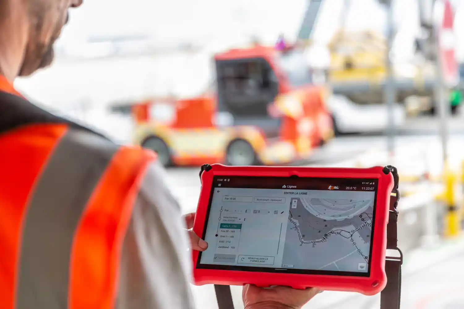 Un technicien visualise un plan sur une tablette pour un véhicule autonome électrique. Photographie de reportage pour des sociétés à Toulouse