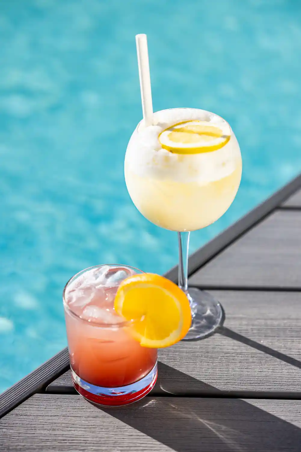 Cocktail au bord d'une piscine . Réalisation photographie culinaire et boisson