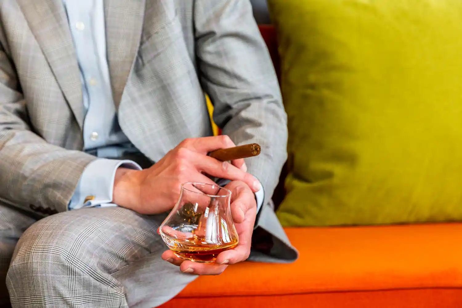 Gros plan du verre à Whisky et du cigare pour mettre en avant les services de l'hôtel et du restaurant
