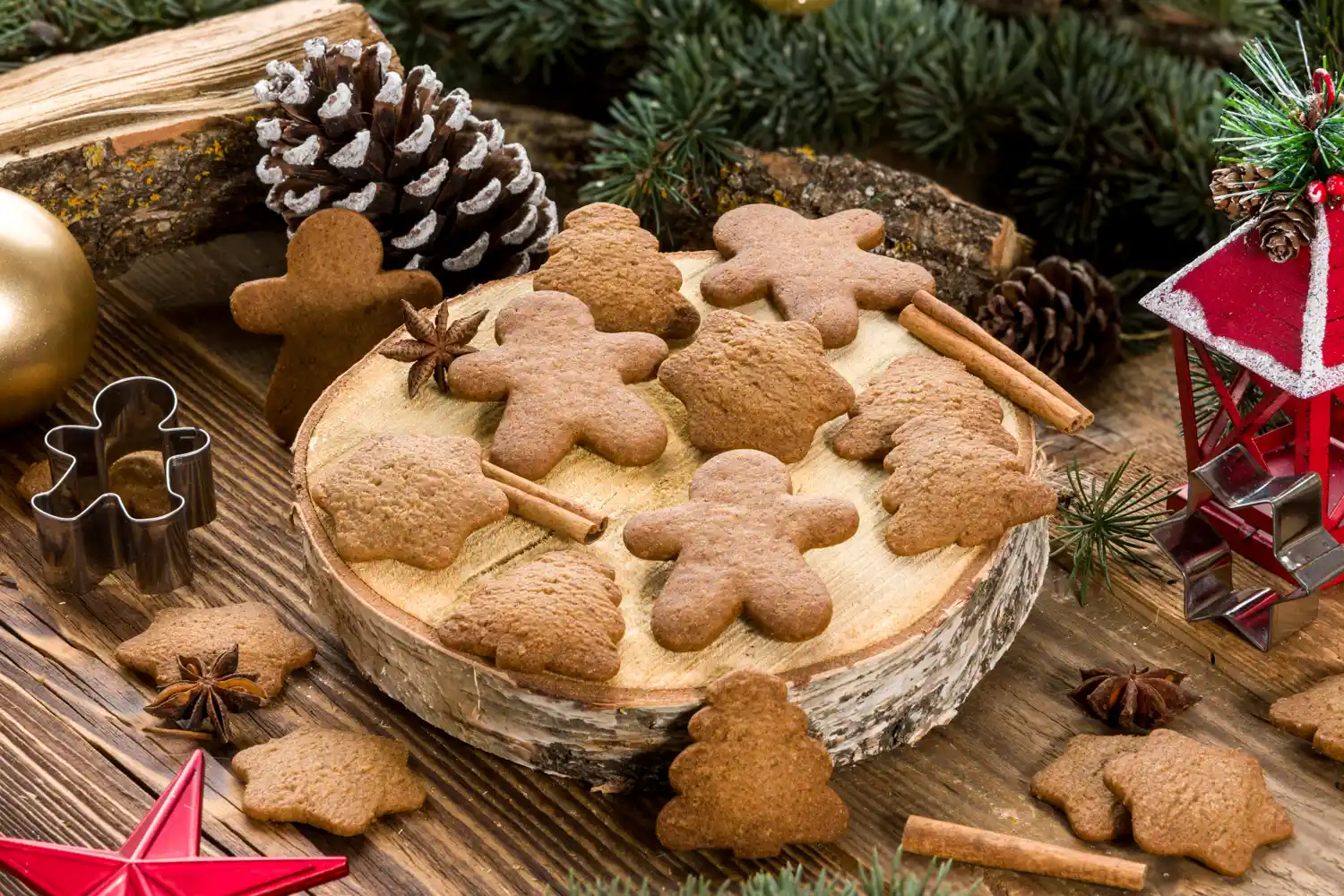Petits biscuits à la cannelle mis en situation pour les fêtes de Noël